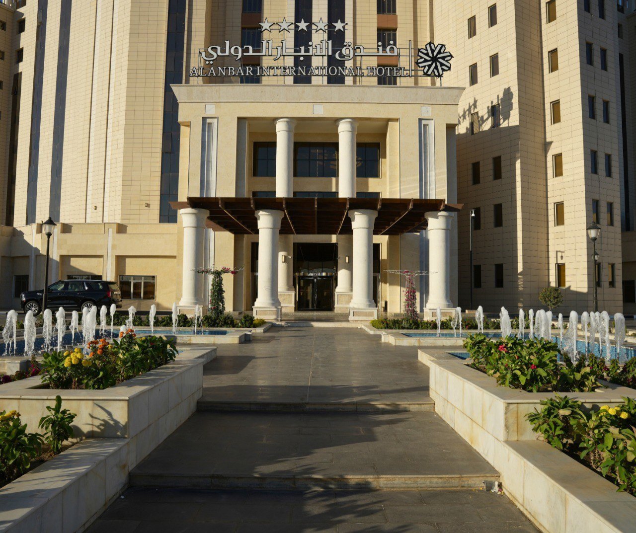مدخل الفندق والنوافير