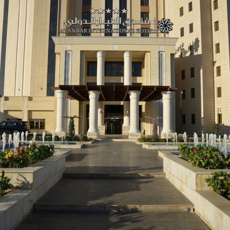 مدخل الفندق والنوافير